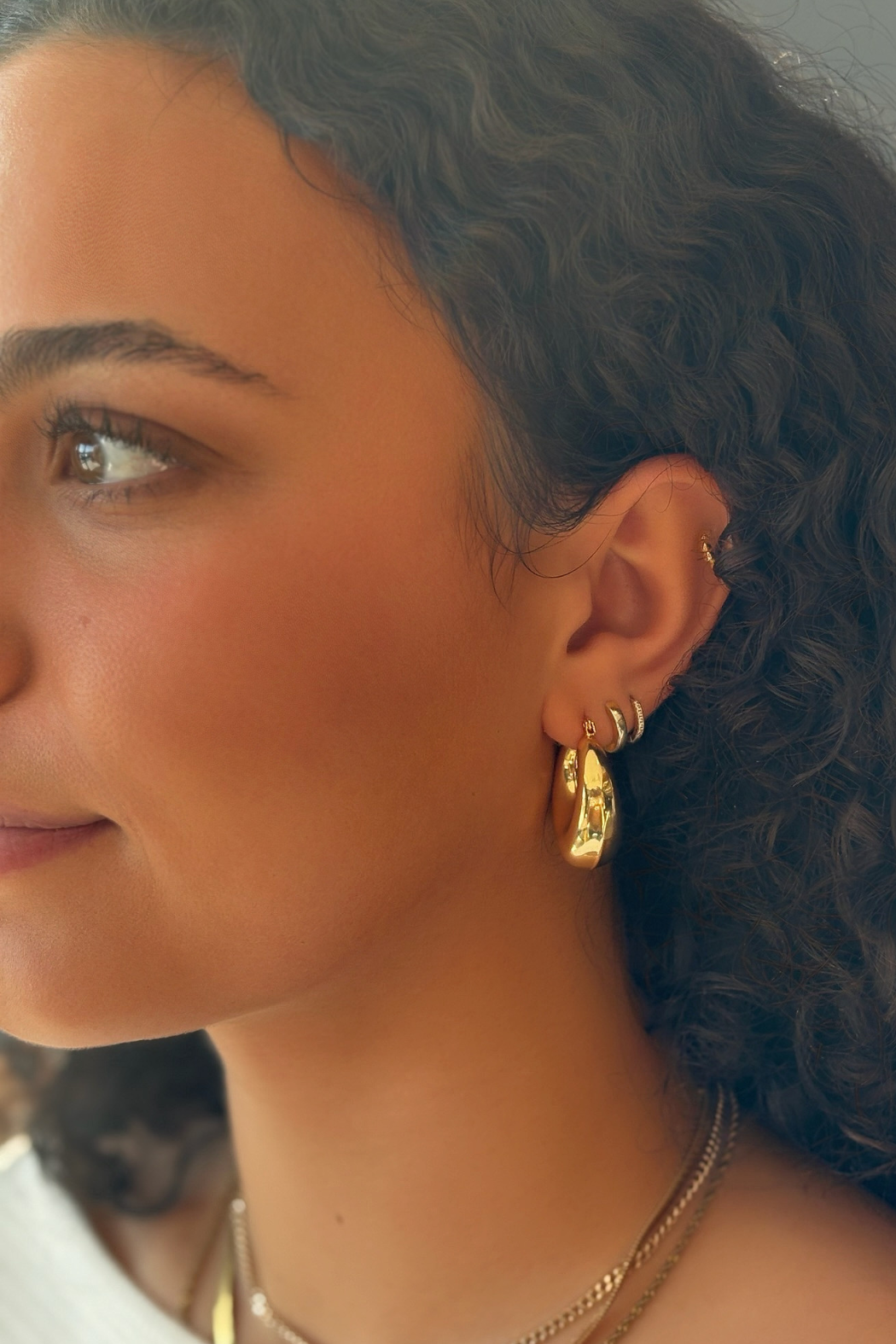 CHUNKY TAPERED V HUGGIE - 18K GOLD PLATED STAINLESS STEEL