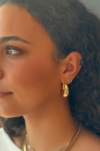 CHUNKY TAPERED V HUGGIE - 18K GOLD PLATED STAINLESS STEEL