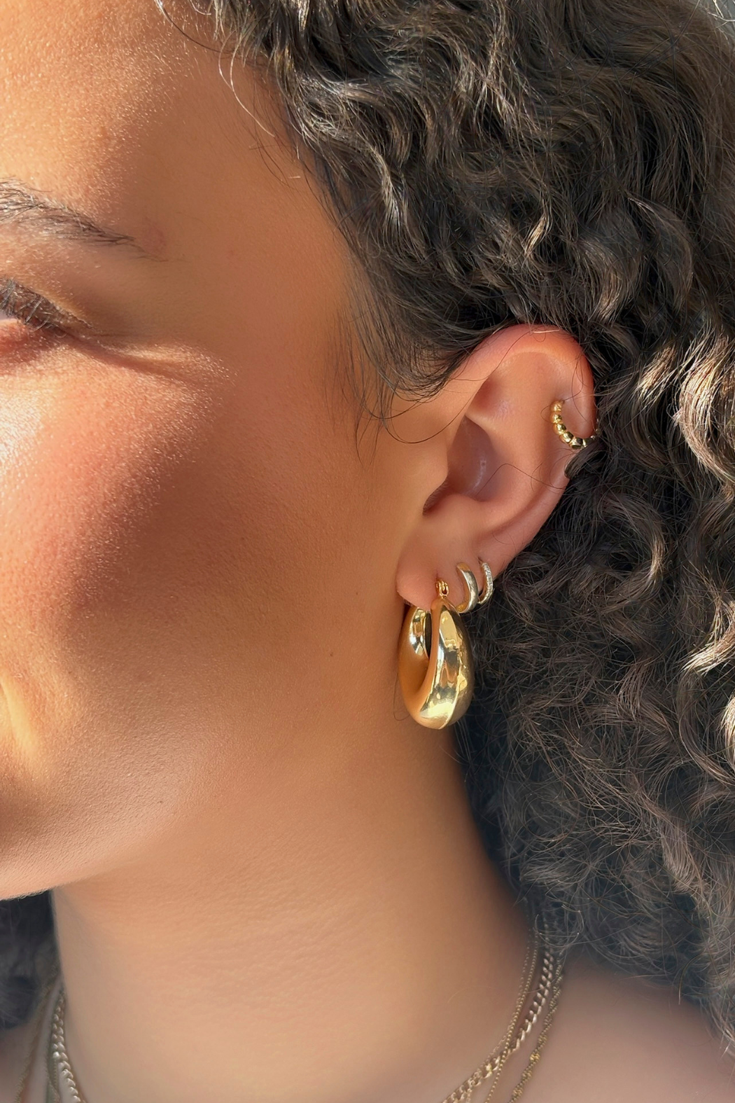 CHUNKY TAPERED V HUGGIE - 18K GOLD PLATED STAINLESS STEEL