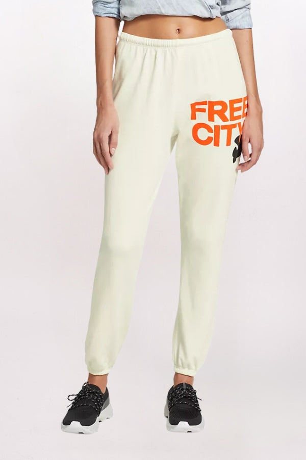 FREECITY LARGE LOGO SWEATPANT - CREAMY YUM