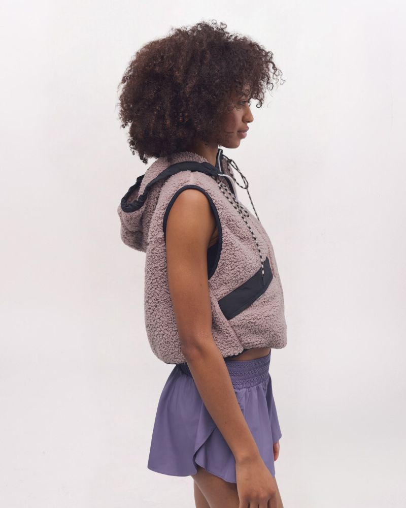 SKY HIGH FLEECE VEST, SMOKY PLUM
