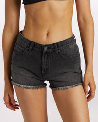 DRIFT AWAY RAW HEM SHORT, BLACK RINSE