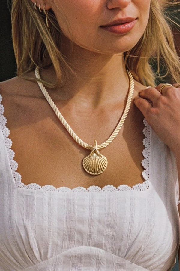 SCALLOP SHELL CORD NECKLACE