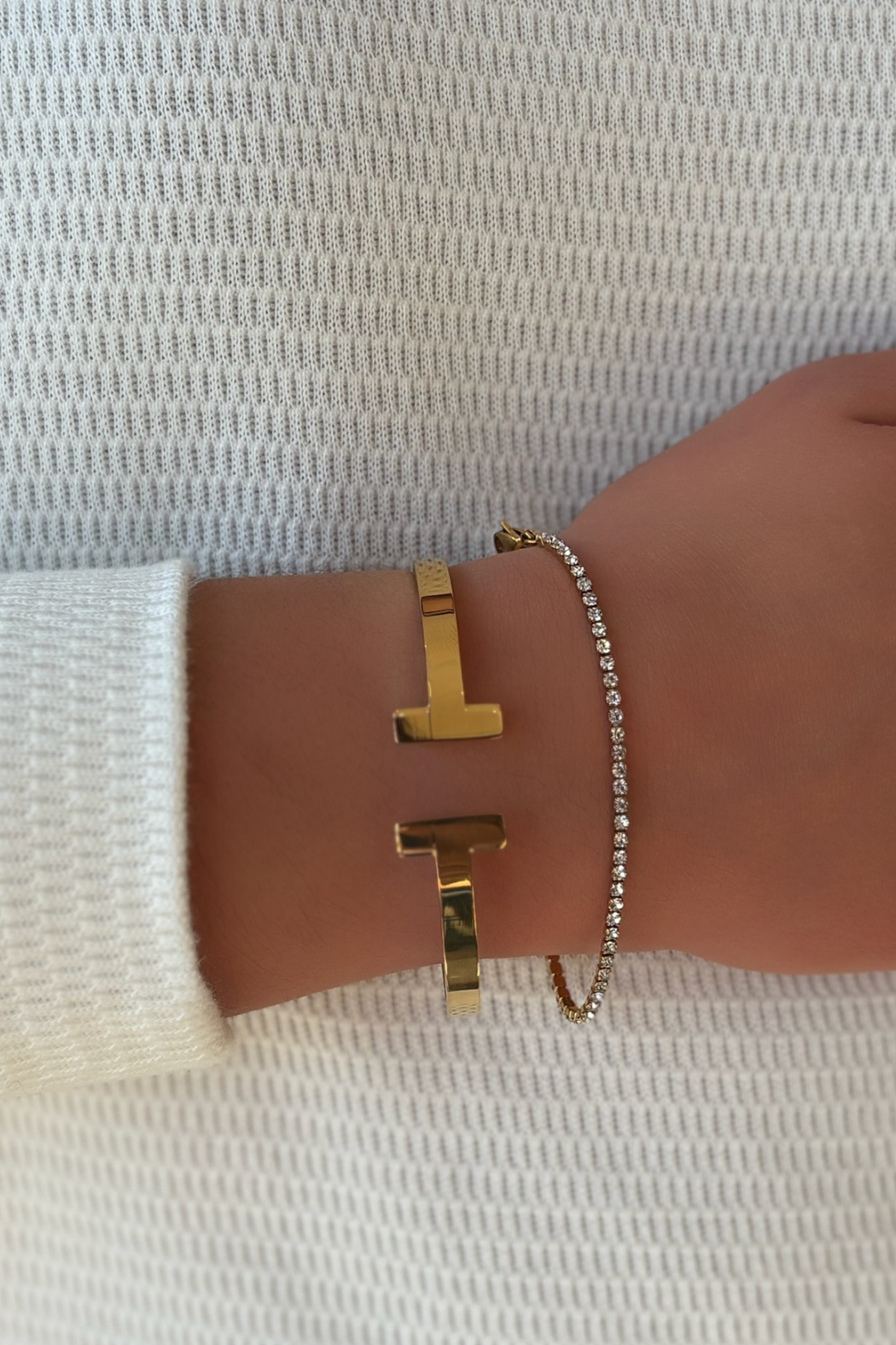 OPEN T BAR BANGLE - 18K GOLD PLATED STAINLESS STEEL